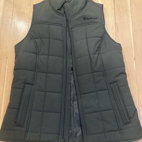 Ariat banyan bark insulated vest with synch back in a size medium - Picture 5 of 10